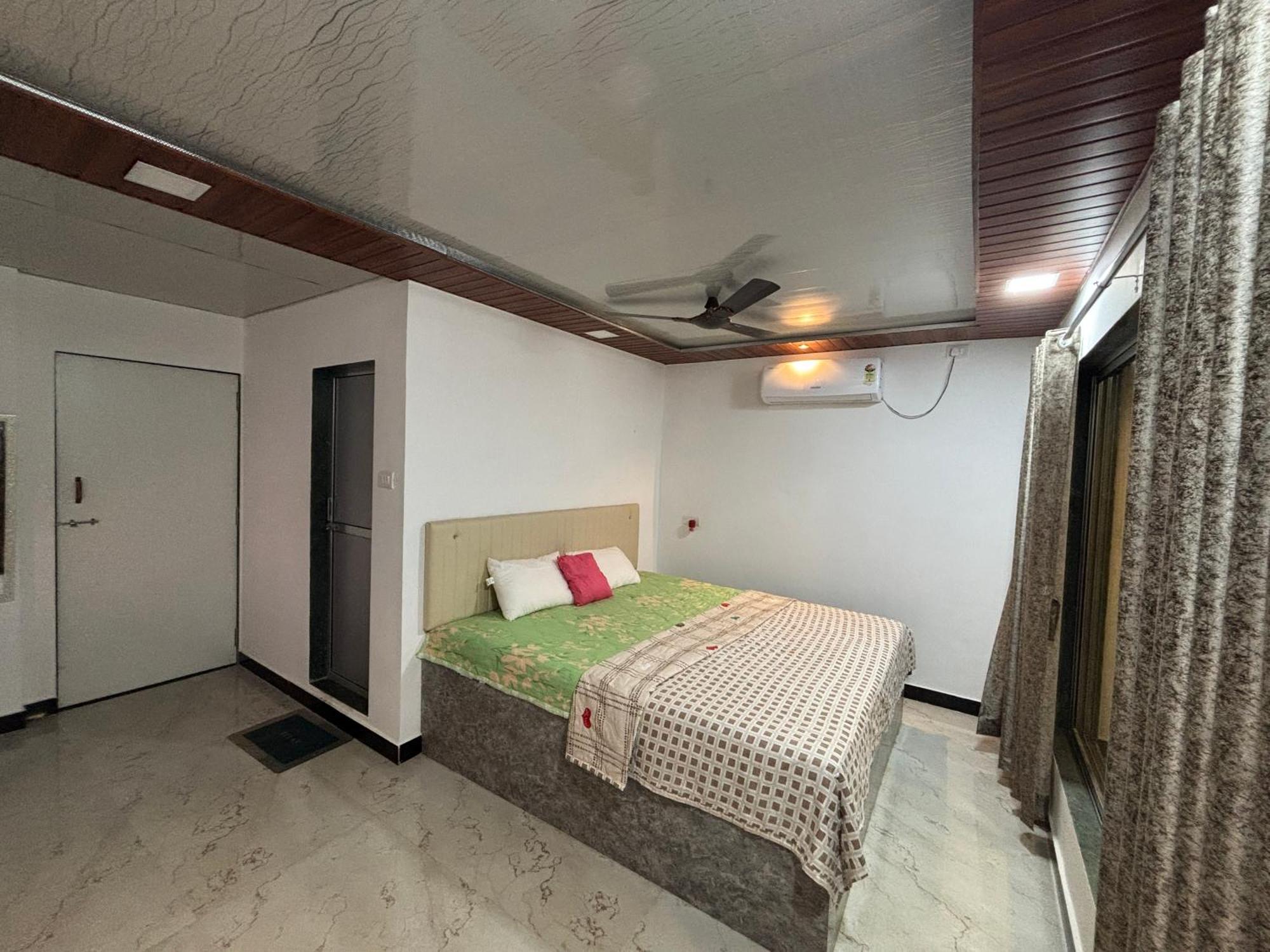 Sea Royal Rooms And Cafe Virār Exterior foto