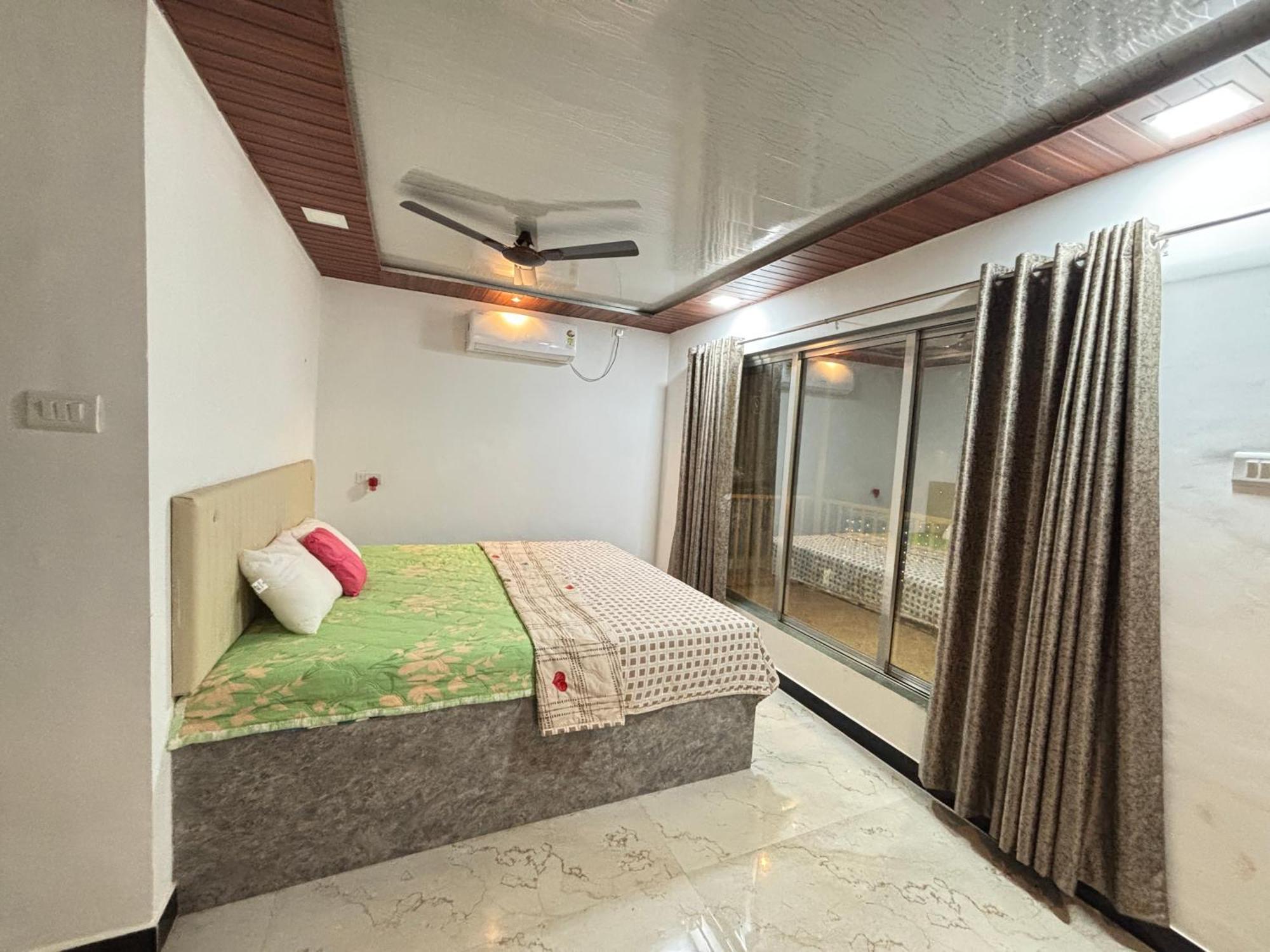 Sea Royal Rooms And Cafe Virār Exterior foto
