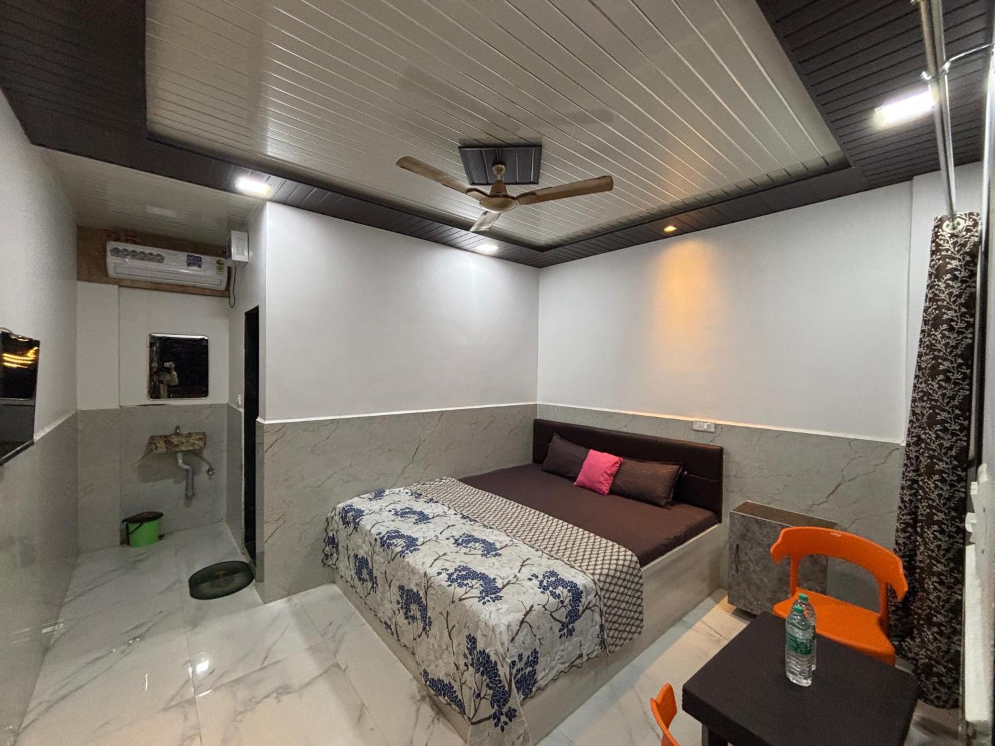 Sea Royal Rooms And Cafe Virār Exterior foto